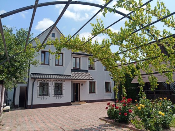 • Продаж добротного будинку в супер локації, лінії Ровно