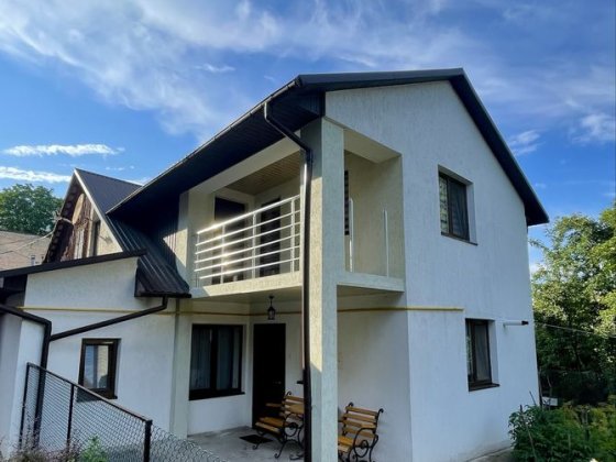 Продається двоповерхова квартира-половина особняка. Черновцы