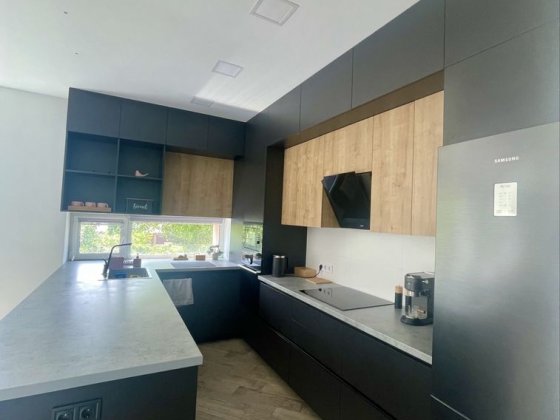 Окремий великий будинок з гарною територією та ремонтом! Рівне