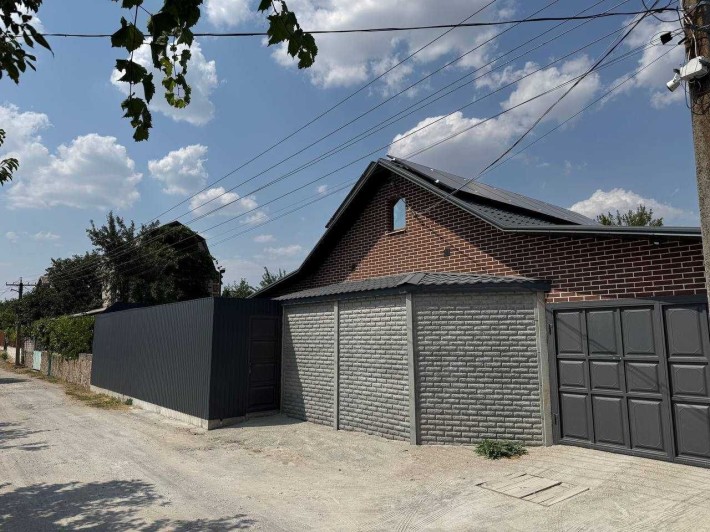 Продам новый дом с солнечной электростанцией и большим гаражом - фото 1
