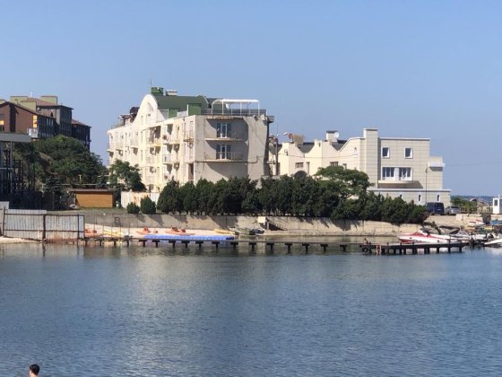 Таунхаус у моря с номерами в Черноморске на территории яхт клуба. Чорноморськ