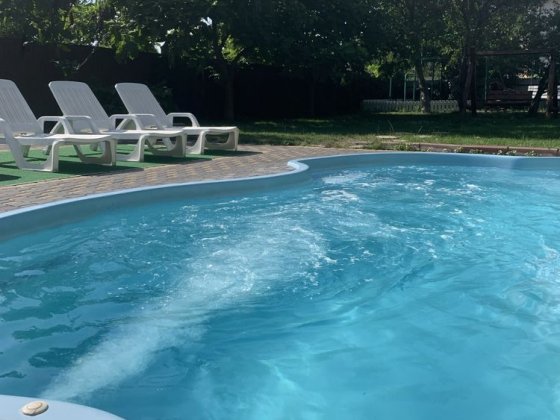 Відпочинок біля басейну. Будинок по добово