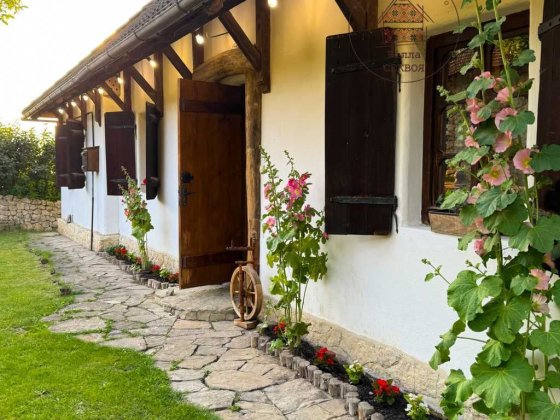 Оренда будинку на березі річки для святкування та відпочинку