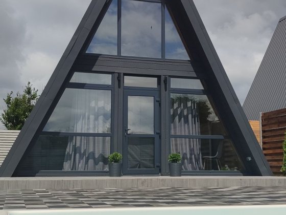 Оренда котеджу будиночок у стилі А-фрейм з басейном Подгородное