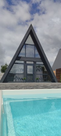 Оренда котеджу будиночок у стилі А-фрейм з басейном - фото 1