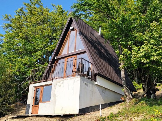 Трикутний будинок на вершині гори в м.Рахів Рахов