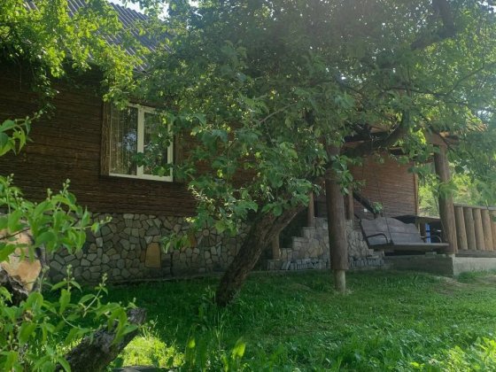 Здається окремий будунок у Славську з басейном 4×8 м доба 2000 Славское