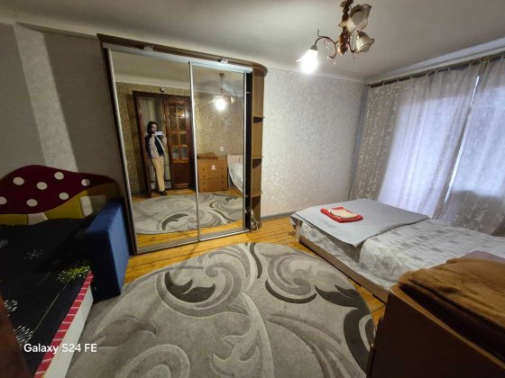 Задается подобово квартира в центрі міста поруч з 6- лікарнею.