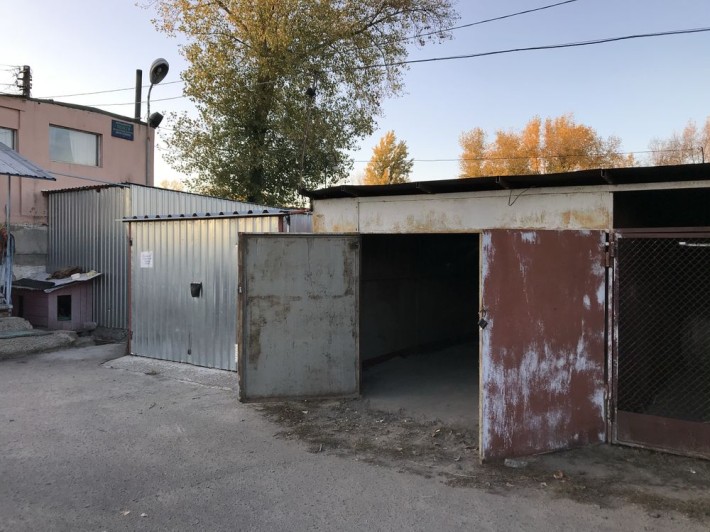 Гараж Оболонь, кооператів Полісся 1. Біля кінцевої зупинки 24 тралейбу - фото 1