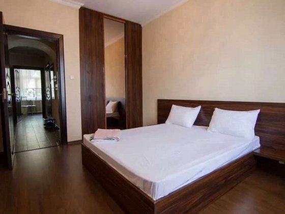 Продається 2-кімнатна квартира, вул. Коновальця 7/9, метро Палац Україна Київ