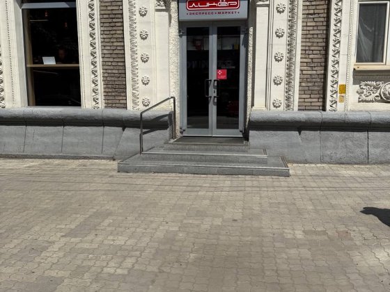 Магазин на червоній лінії в центі. вул Центральна 2 Окремий вхід, великі вікна Днепр