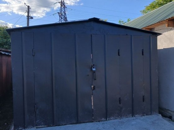 Металевий гараж в кооперативі з ямою та приміщеннями на всю площу Луцк