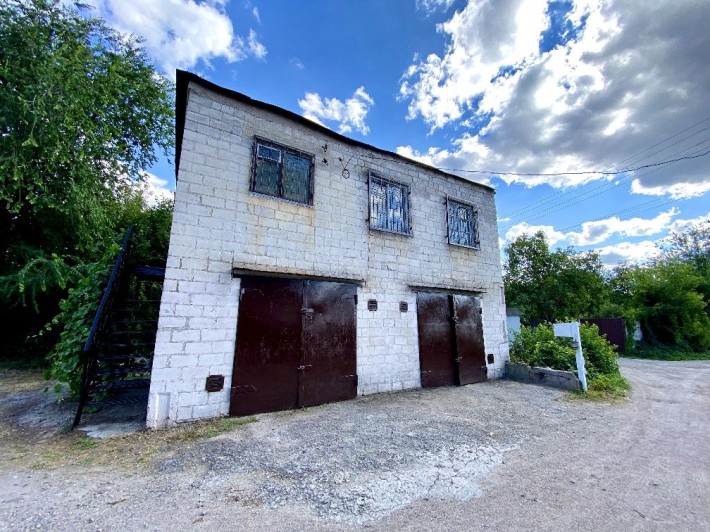 Продам двухэтажный капитальный гаражный  бокс в центре - фото 1