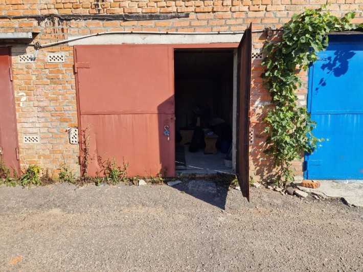 Продам гараж, гаражний кооператив номер 9 в Зарванцях район епіцентра - фото 1