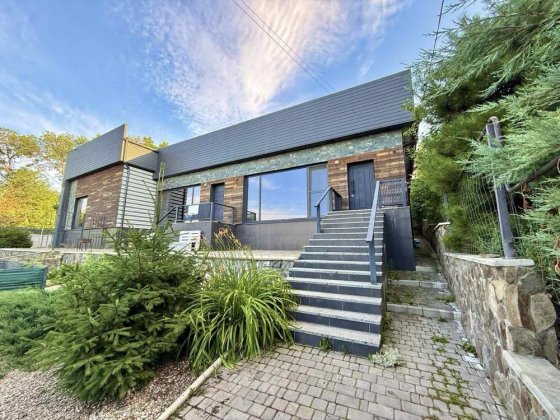 Оренда частини будинку з дизайнерським ремонтом поруч із центром міста