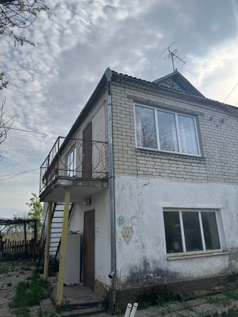 Двоповерховий цегляний будинок з великою ділянкою в с. Нова Романівка - фото 1