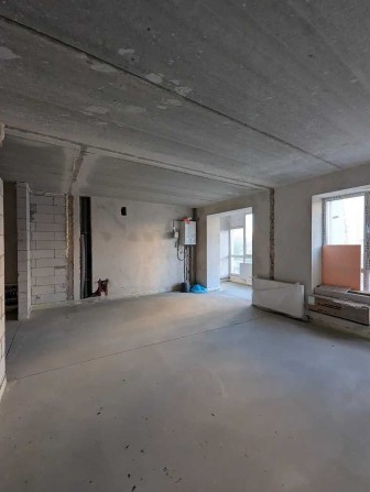 Квартира з чорновим ремонтом у зданій новобудові - фото 1