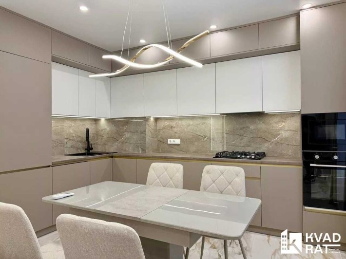 Продаж 1-к квартири з авторським ремонтом в центральній частині міста - фото 1