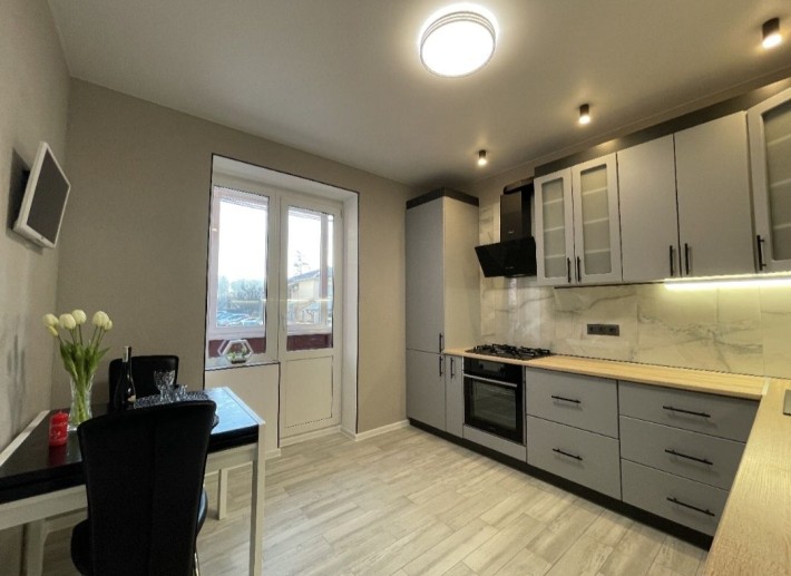 Продаж 2 кім квартири поруч з парком Центральний,  1 поверх,  є балкон - фото 1