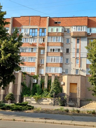 Квартира 4-х кімнатна у центрі міста - фото 1