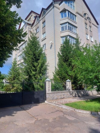 Продам 3 кімнатну квартиру з паркомісцем в центрі - фото 1