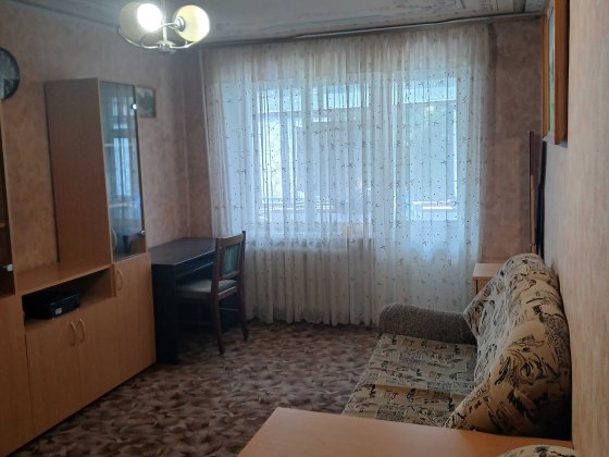 Продам квартиру с окремими кімнатами на середньому поверху. Полтава