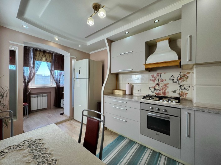 Продам доглянуту три-кімнатну 65.5м². Вул. А.Мельника - фото 1