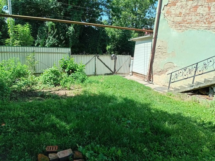 Продам 3-кімнатну квартиру в центрі з власним заіздом та двором - фото 1