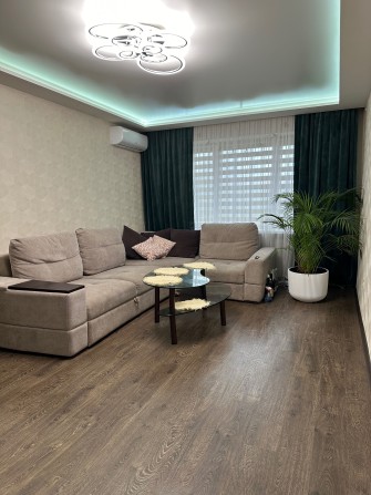 Продаж 3-х кімнатної квартири 70м2 вул.Сергія Скальда 31 (Комарова) - фото 1