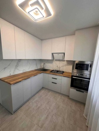 Продам розкішну 4-кімнатну квартиру в центрі міста - фото 1