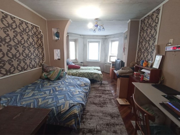 Велика 1к. з еркером, в цегляному будинку в ЦЕНТРІ. - фото 1
