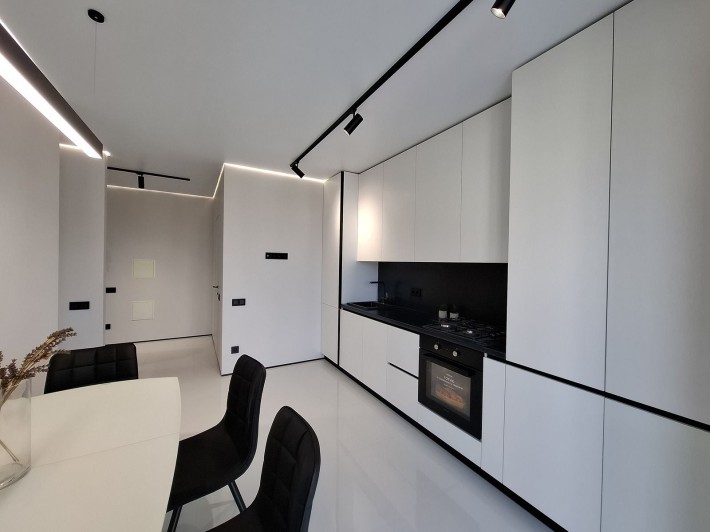 Продам 1-к квартиру з дизайнерським ремонтом - фото 1