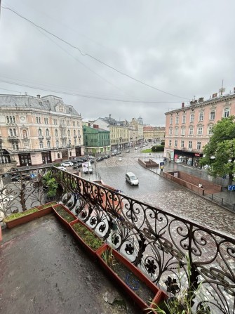 Продаж САМ ЦЕНТР 2 кімнати пл. Галицька 50 м2 + 12 м2 підвал ТОРГ - фото 1