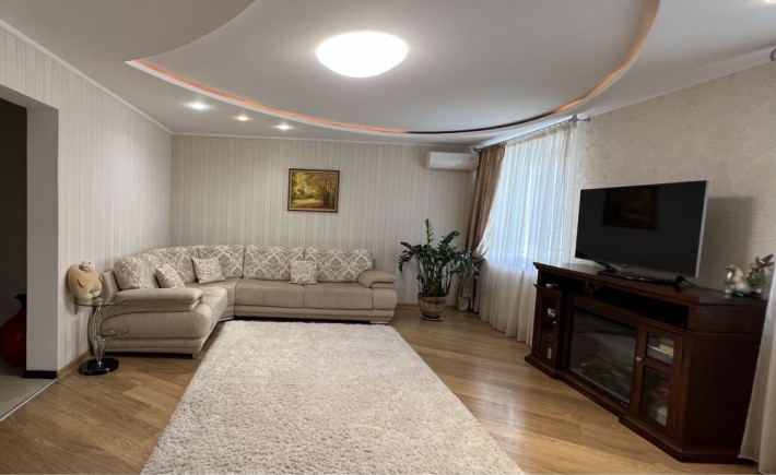 Продам большую 2-х комн. кв. в охраняемом доме с паркоместом - фото 1
