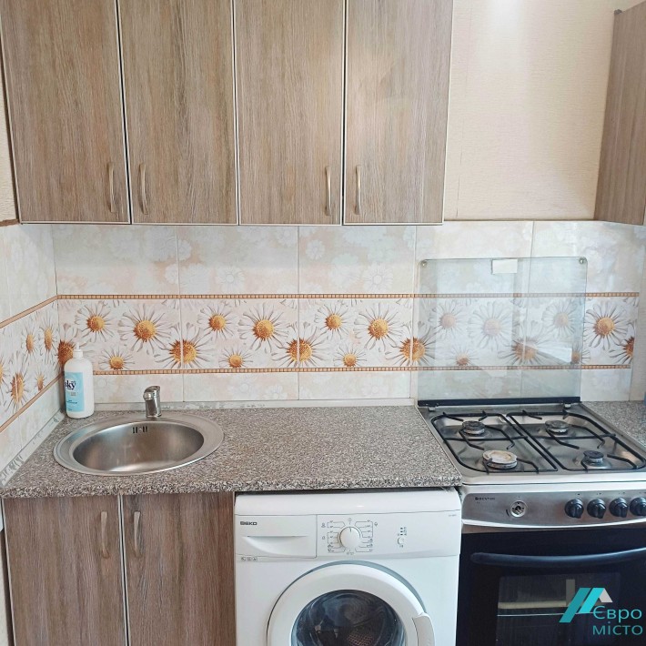 продам затишну квартиру з меблями  вул. Добровольчих батальонів - фото 1