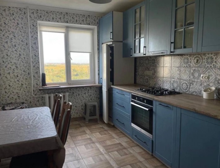 Продаж 4-кім.кв-ра вул. Червона Калина  75000 З Ремонтом. - фото 1