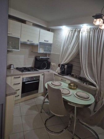 Продам 3к. квартиру з ремонтом та меблями - фото 1