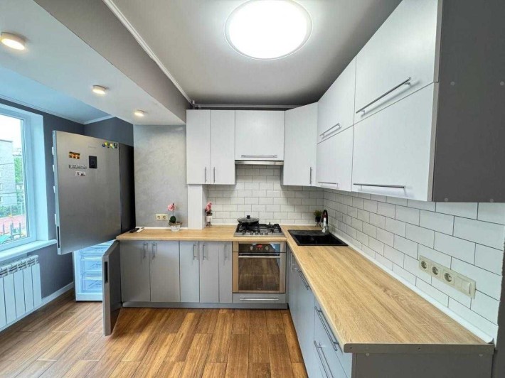 Продаж 3-кімнатної квартири з ремонтом, вул. Сластіона 58 - фото 1