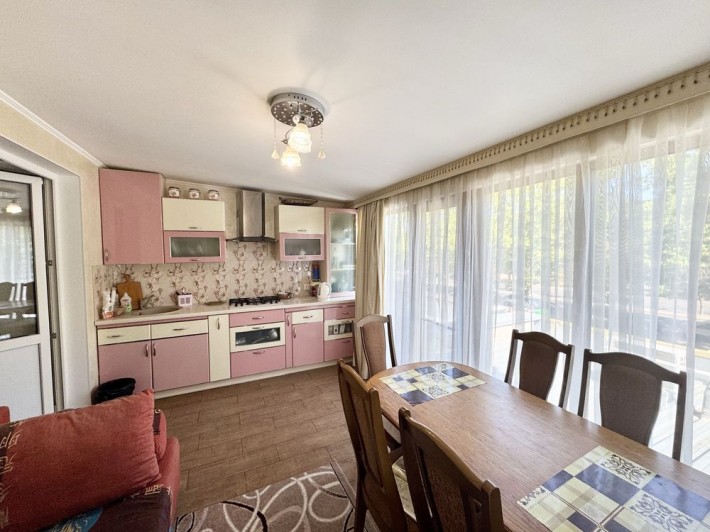 Продам 2 к.кваотиру. 2эт/9эт, кирпич! Кухня -19кв.м - фото 1