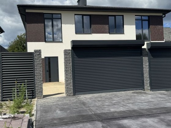 Поодам дуплекс біля озера Гостомель