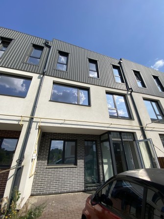 Таунхаус у Гостомелі, близько Києва, зручна інфраструктура, 3 поверхи - фото 1