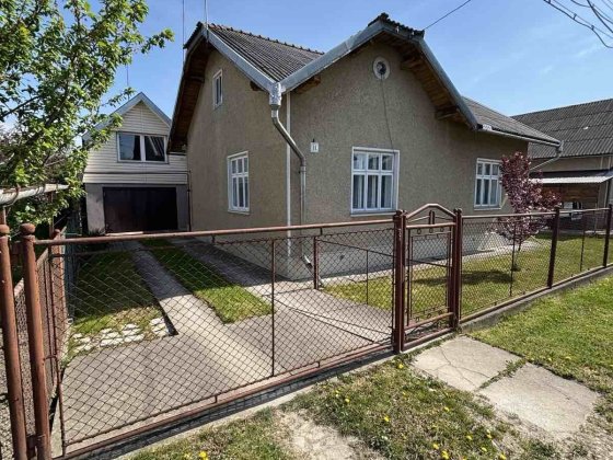 Добротний цегляний будинок ,літня кухня ,гараж ,пивниця. Коломия