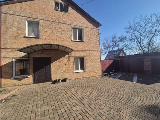 Продам 2-х поверховий будинок в центрі міста Лубни