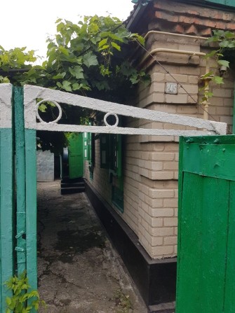 Продам небольшой кирпичный дом общей площадью 43м.кв. Аренда нет - фото 1