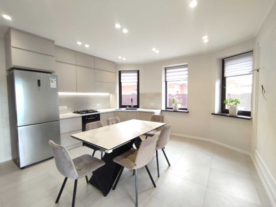 Продам  просторий будинок Агрономичное