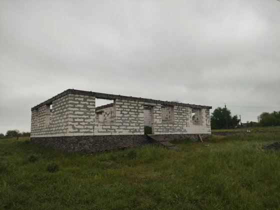 Недобудований будинок, земельна ділянка Ладижин