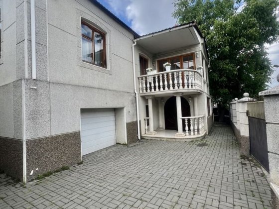 Два будинки в центрі міста Тульчин