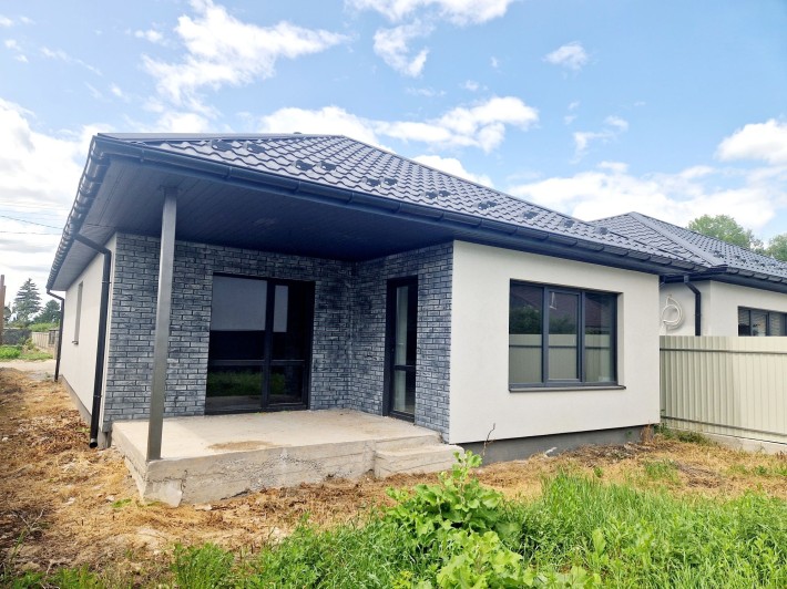 Продаж чистового будинку з терасою та газом в центрі с. Якушинці - фото 1