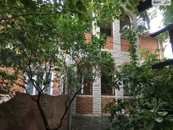 Двоповерховий будинок з прибудинковою ділянкою Погребище