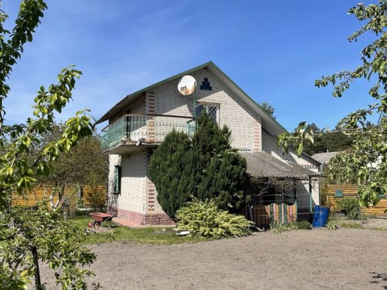 Дача біля лісу та озера Липини